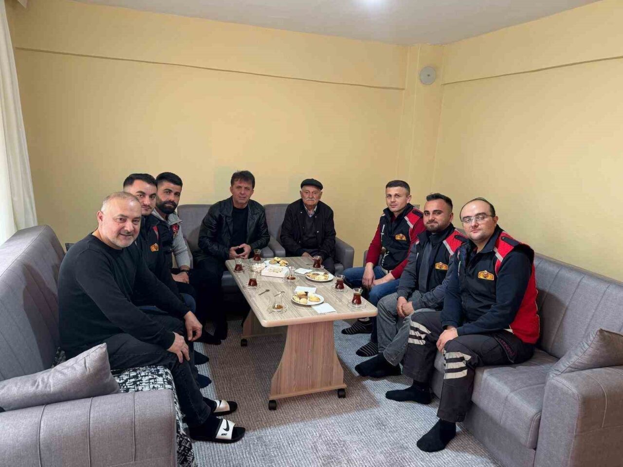 Başkan Şahin, heyelandan sağ kurtulan aileyi bayramda yalnız bırakmadı