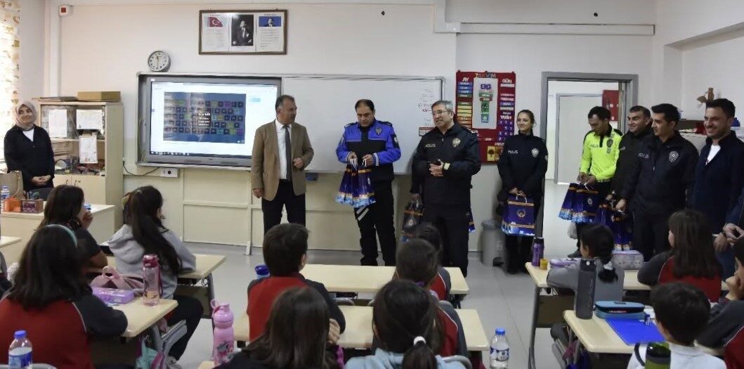 Bayburt polisinden öğrencilere ’23 Nisan’ sürprizi