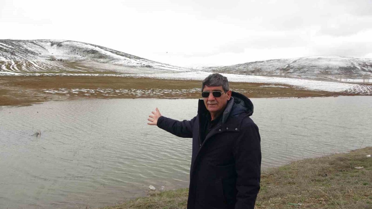 Bayburt’ta kar ve kar suları altında kalan tarlalarda göller oluştu