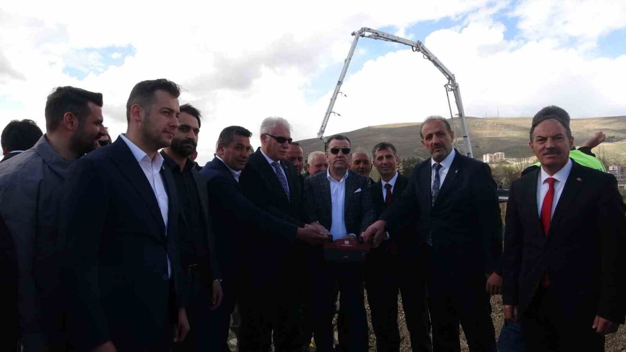 Bayburt’ta yeni atlı cirit sahasının temeli atılarak yapımına başlandı
