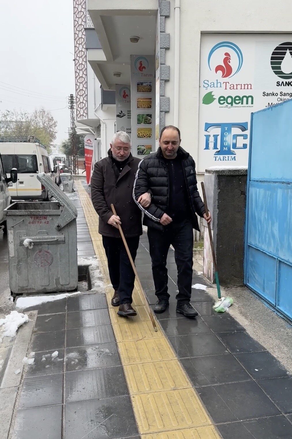 Belediye başkanı esnafa bastonu verdi, gözünü kapattı: Kaldırımdaki duyarsızlığı böyle gösterdi