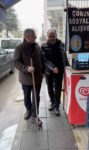 Belediye başkanı esnafa bastonu verdi, gözünü kapattı: Kaldırımdaki duyarsızlığı böyle gösterdi