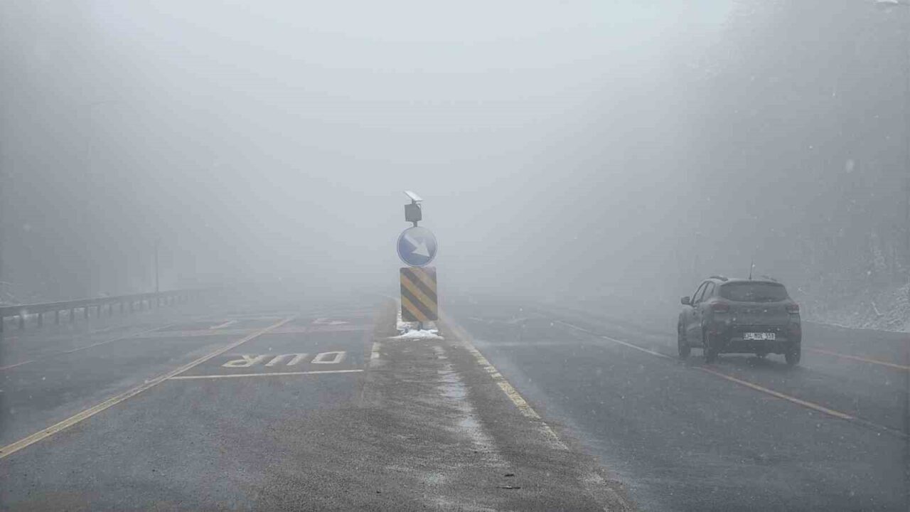 Bolu Dağı’nda hafif kar ve sis etkili oluyor: Görüş mesafesi 30 metre