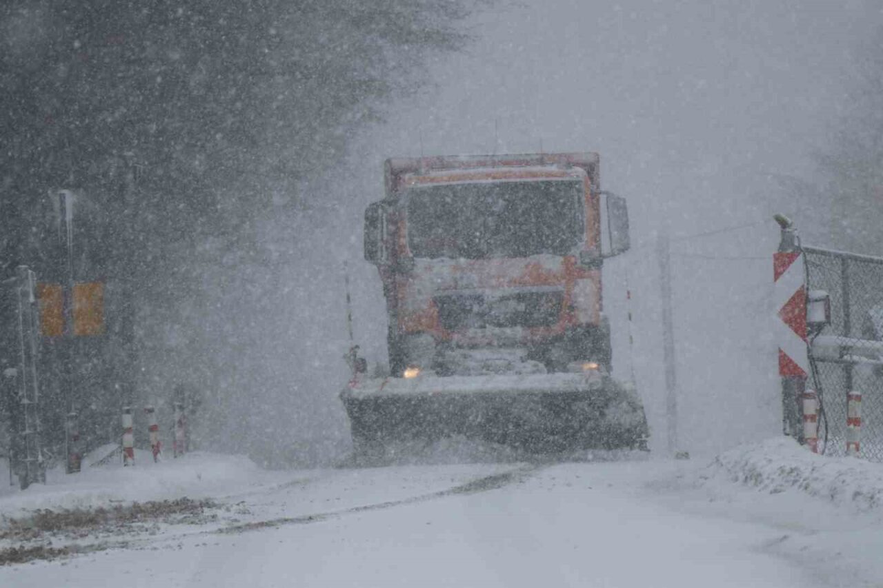 Bolu Dağı’nda yoğun kar ve sis etkili oluyor: Görüş mesafesi 20 metreye düştü