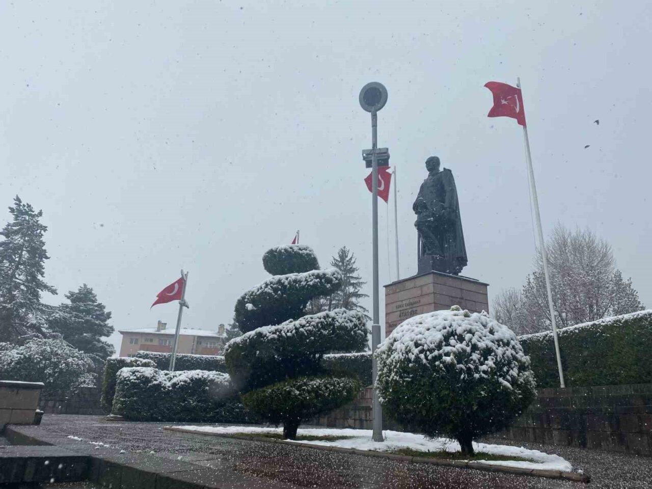 Bolu nisan ayında beyaza büründü
