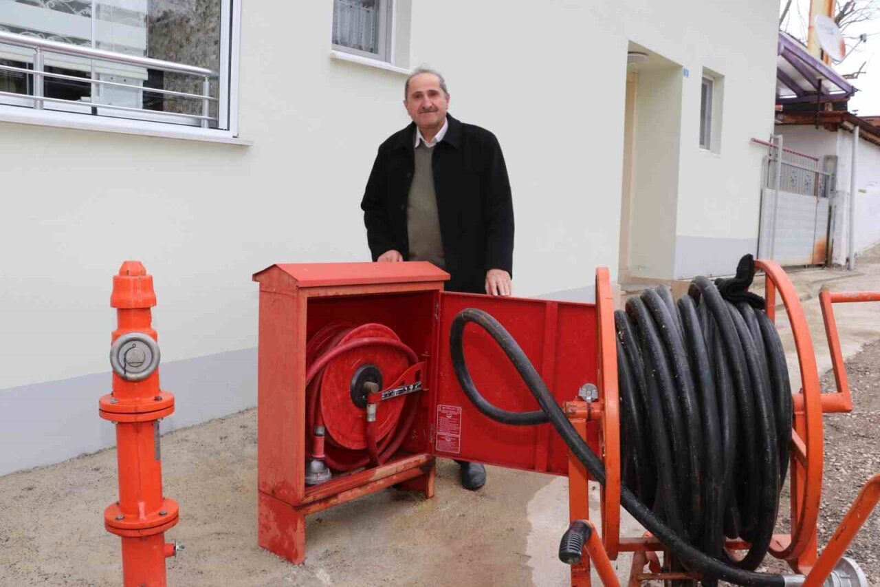 Bu köyde her sokakta yangın vanası var