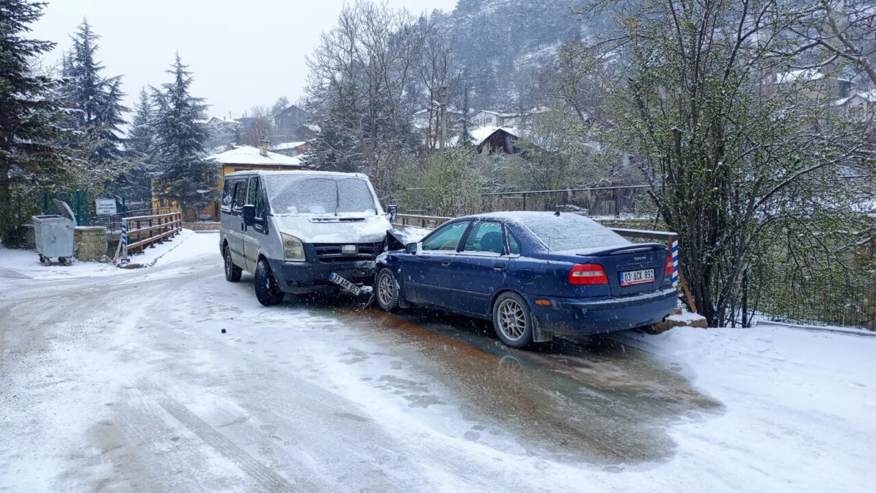 Buz tutan yolda kafa kafaya çarpıştılar