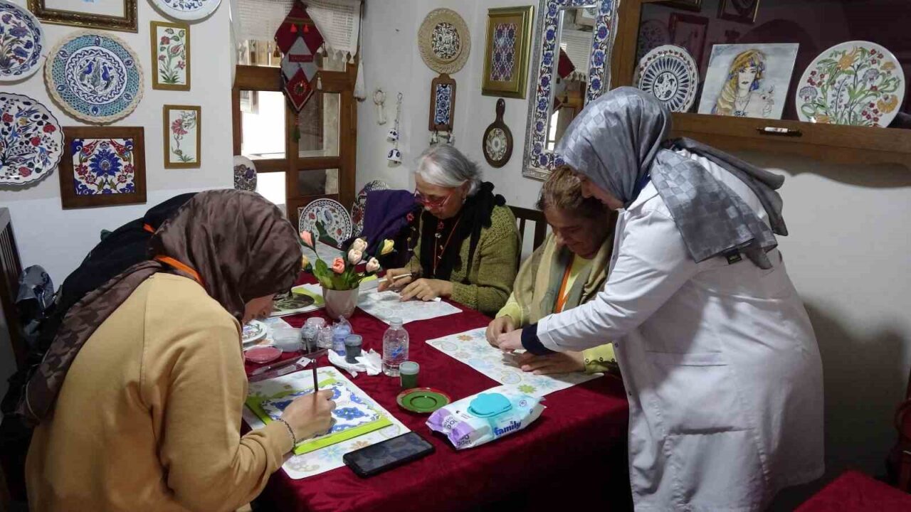 Çinicilik kursu sayesinde hem stres atıyorlar hem de aile bütçesine katkıda bulunuyorlar