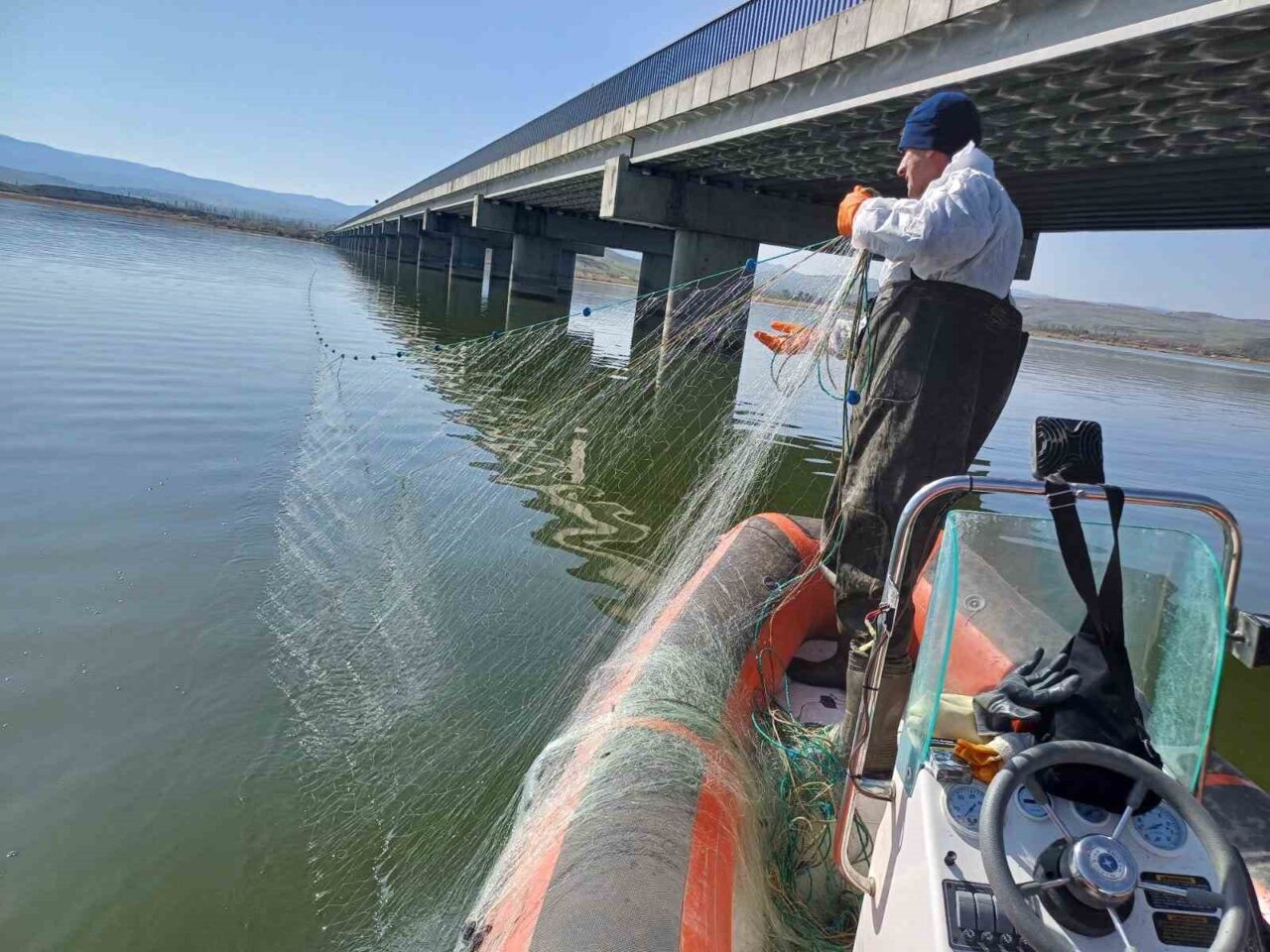 Çorum’da kaçak avcılığa geçit yok: Barajdan 2 bin 200 metre ağ çıktı