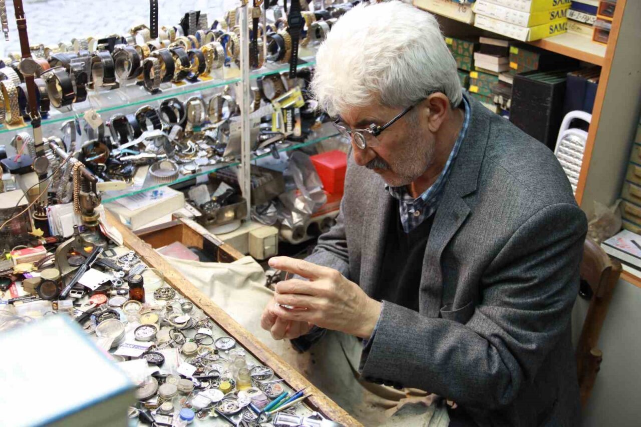 Dedesinden ve babasından kalan mirası mekanik saatleri tamir ederek yaşatıyor