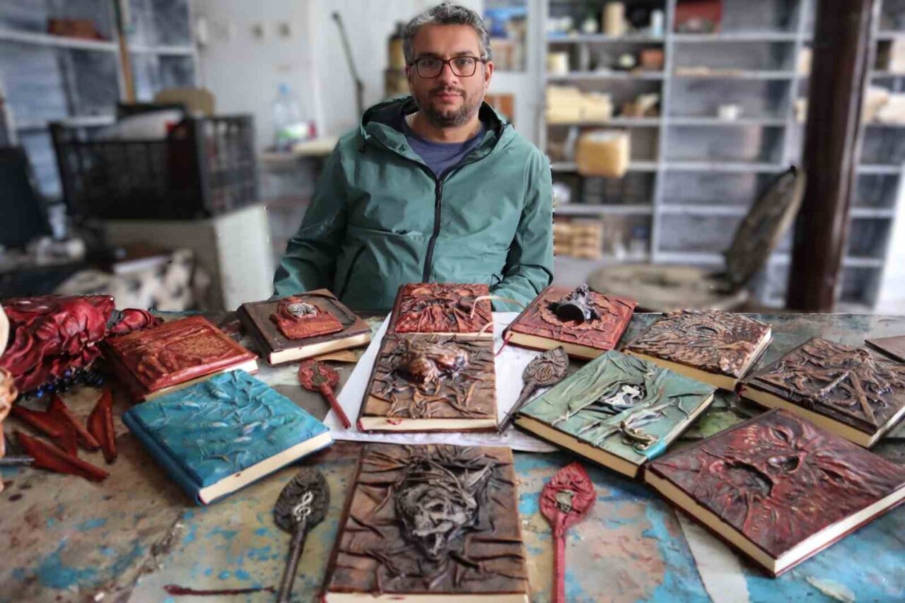 Defterleri deri kullanarak sanata dönüştürüyor