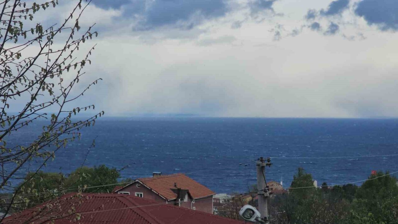 Denizden gelen kar bulutu Zonguldak’ı vurdu