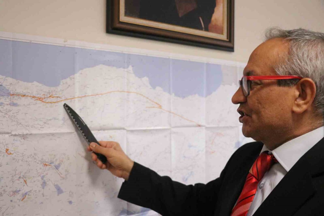Deprem uzmanı Ateş: "250-300 yıl gibi süreçte deprem beklenmiyor"