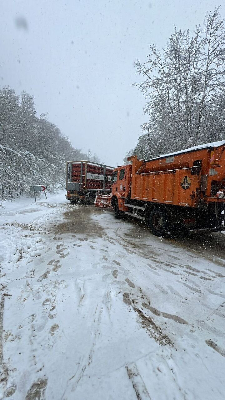 Doğalgaz tüpleri yüklü tır kaydı, yol ulaşıma kapandı