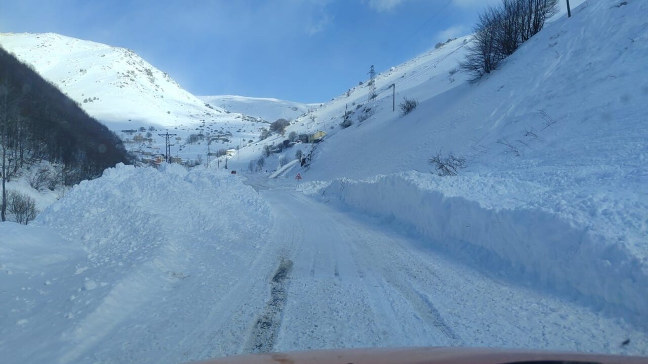Eğribel Tüneli girişinde çığ nedeniyle ulaşım aksadı