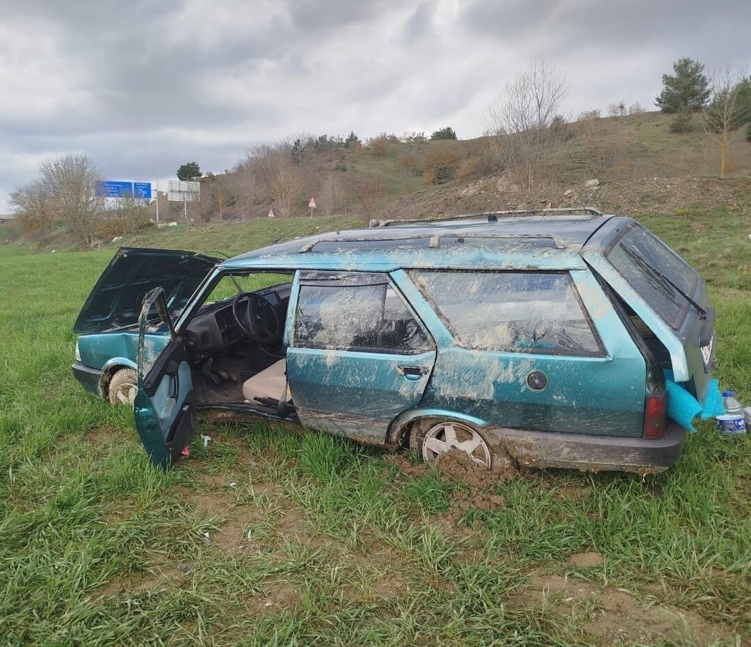 Fiat-Tofaş marka otomobil tarlaya yuvarlandı: 3 yaralı