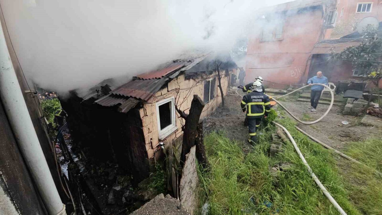Gecekonduda çıkan yangında mahsur kalan yaşlı adamı otopark görevlisi kurtardı