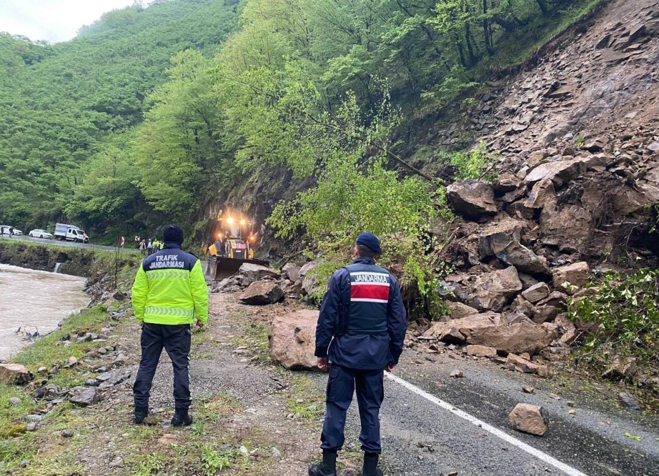 Giresun’da heyelan: Yol trafiğe kapatıldı