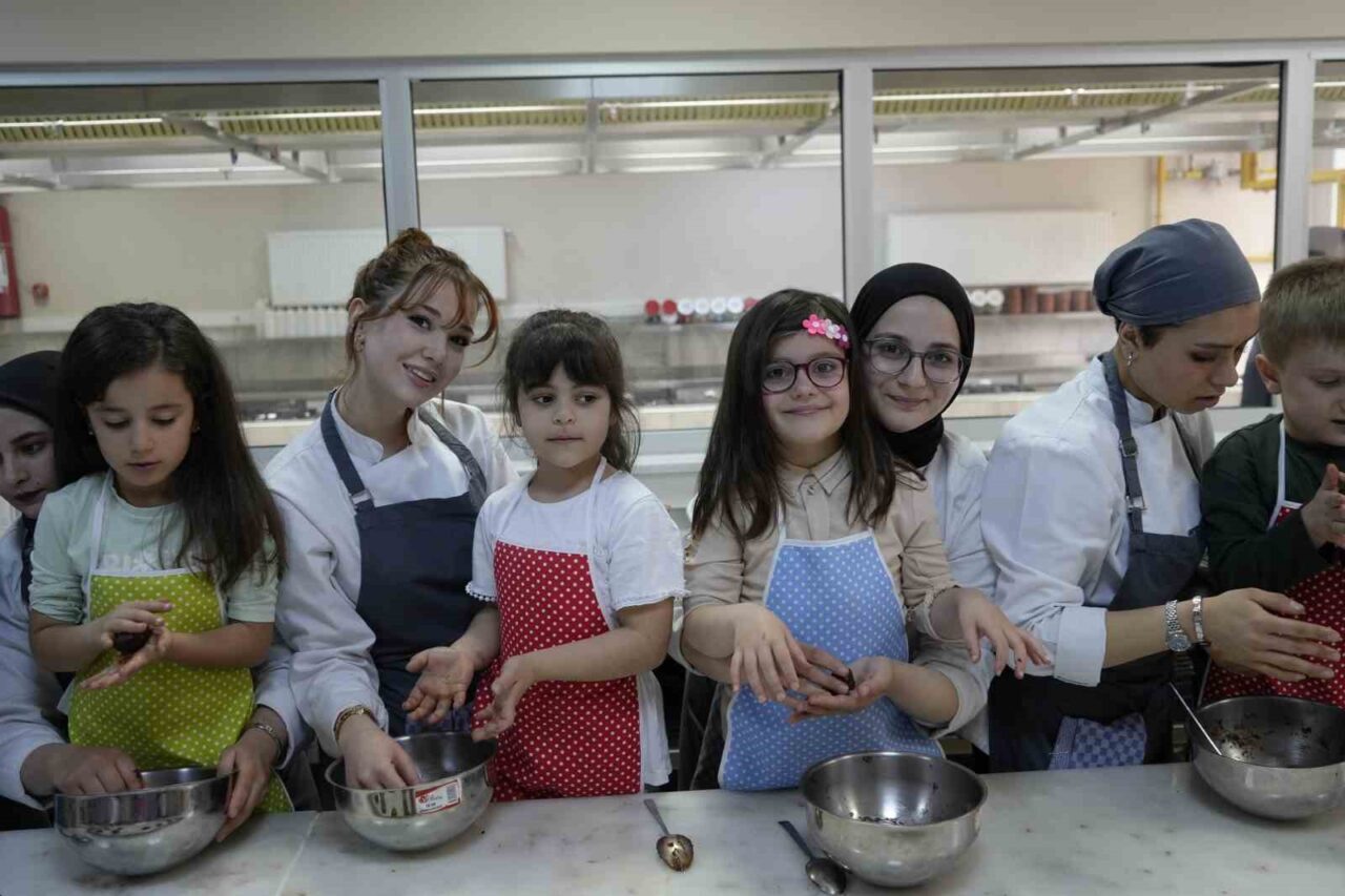 Gümüşhane’de anaokulu öğrencileri 23 Nisan’da aşçı oldu