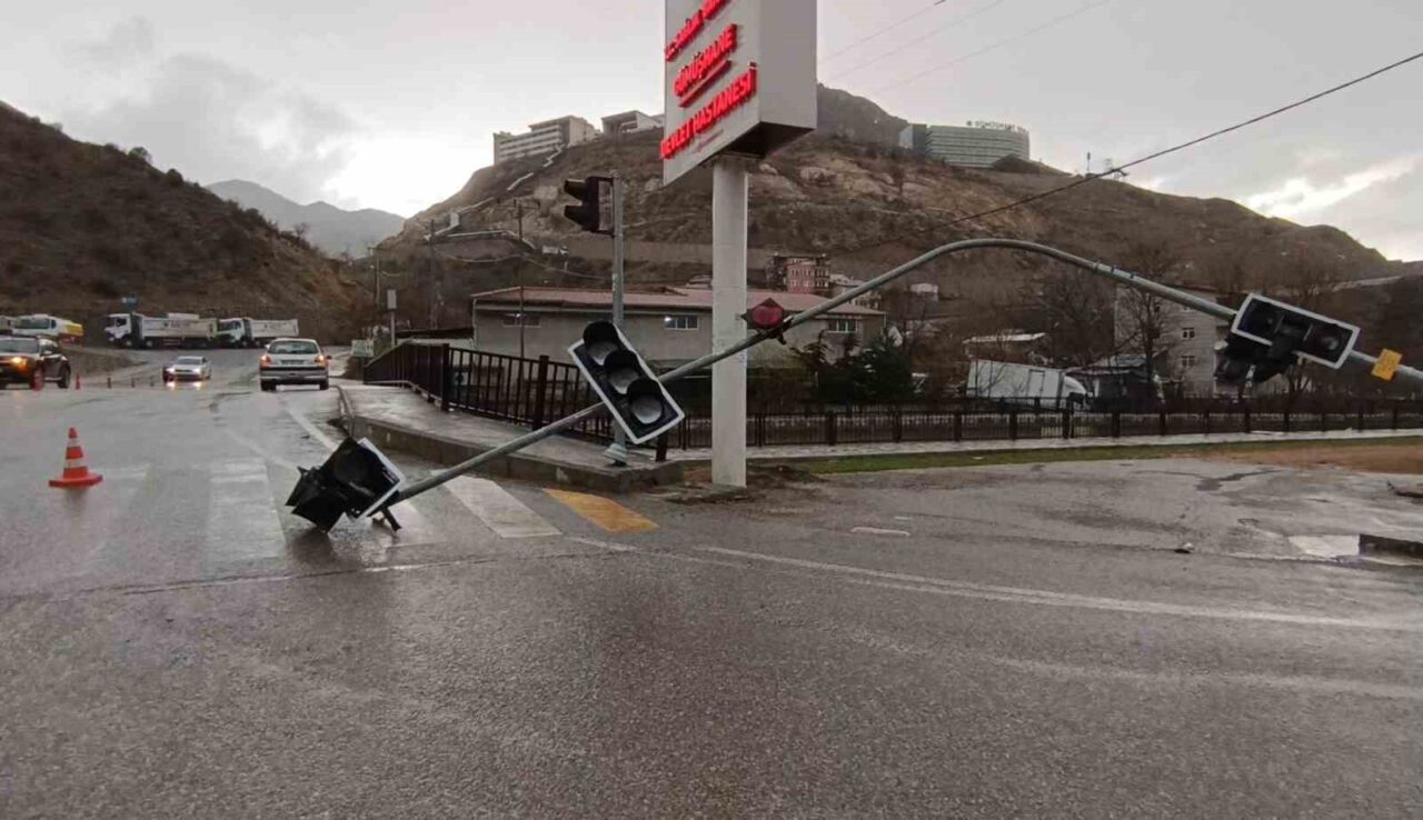 Gümüşhane’de fırtına trafik ışıklarını devirdi