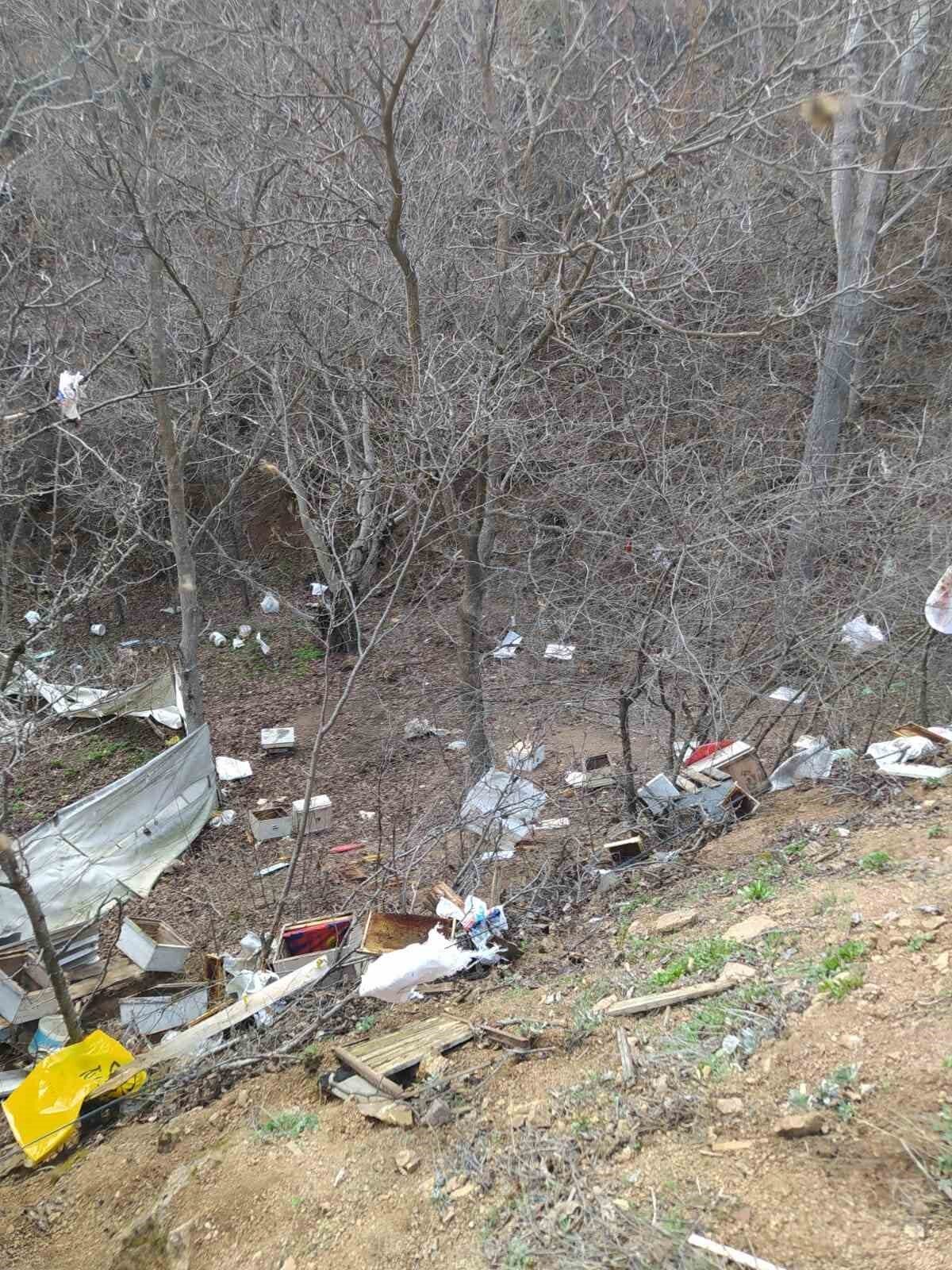 Gümüşhane’de fırtınada arı kovanları telef oldu