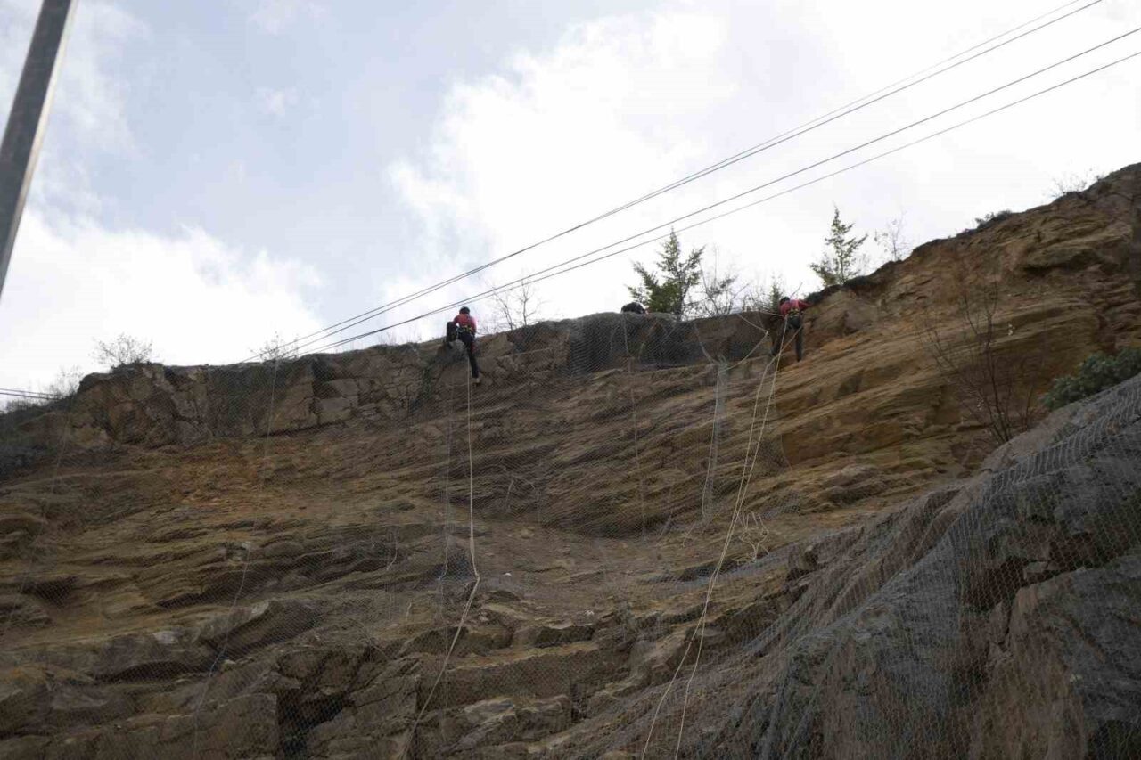 Gümüşhane’de heyelanlı bölgede temizleme çalışmaları tamamlandı