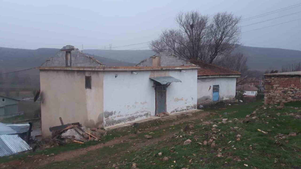 Gümüşhane’de kuvvetli fırtına nedeniyle 20 evin çatısı uçtu