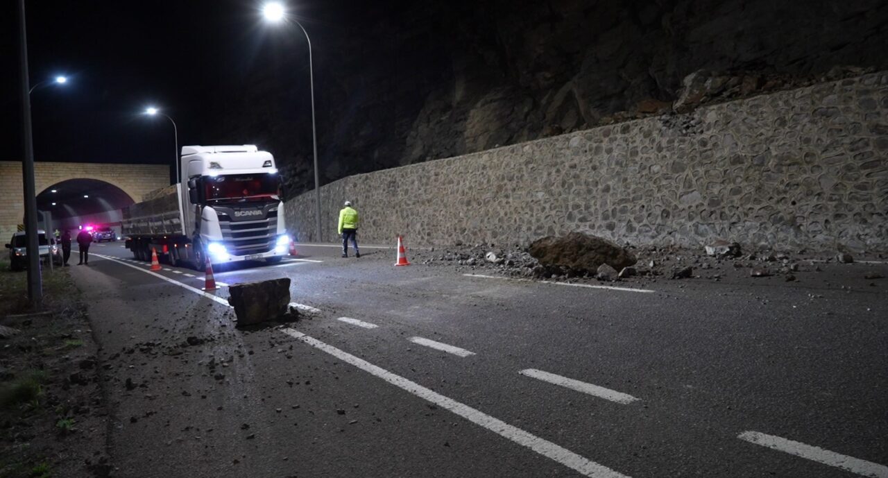 Gümüşhane’de meydana gelen heyelanda dev kayalar yola savruldu