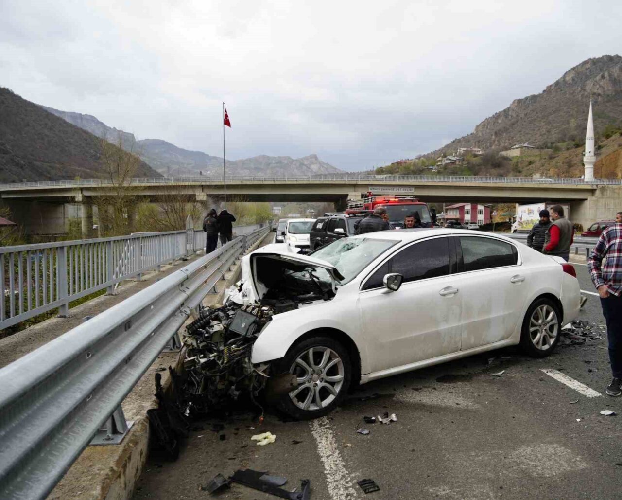 Gümüşhane’de otomobil tıra çarptı: 2 kişi yaralandı