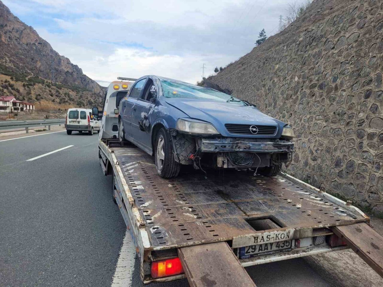 Gümüşhane’de ters dönen otomobilin sürücüsü yaralandı