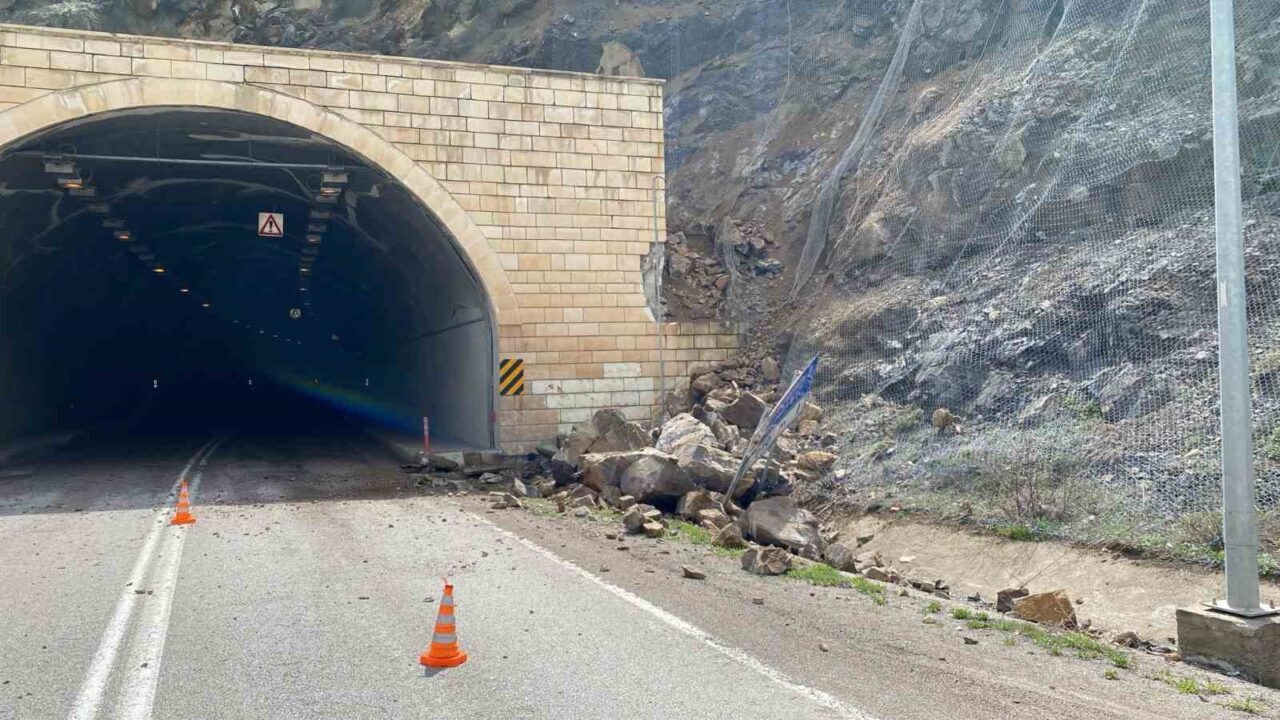 Gümüşhane’de tünel çıkışında heyelan