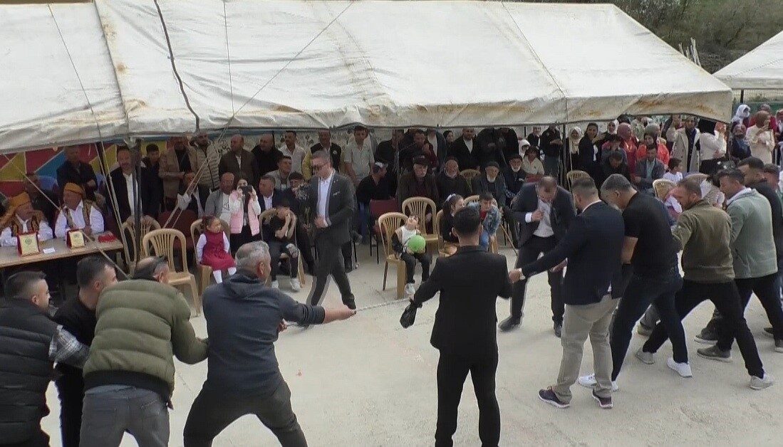 Halat çekme yarışmasında ip koptu, o anlar renkli görüntülere sahne oldu