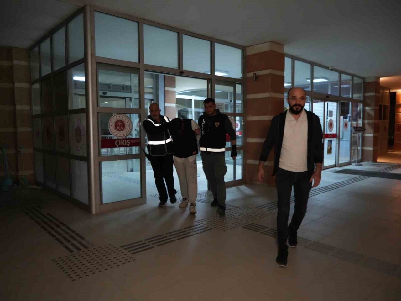 Hamile eşini öldürüp cesetle aynı evde 10 gün boyunca kalan koca tutuklandı