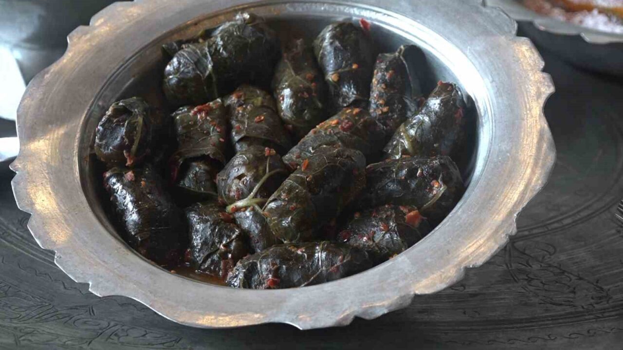 Hazırlanışı uzun, tüketimi kısa süren lezzet: Etli karalahana sarması