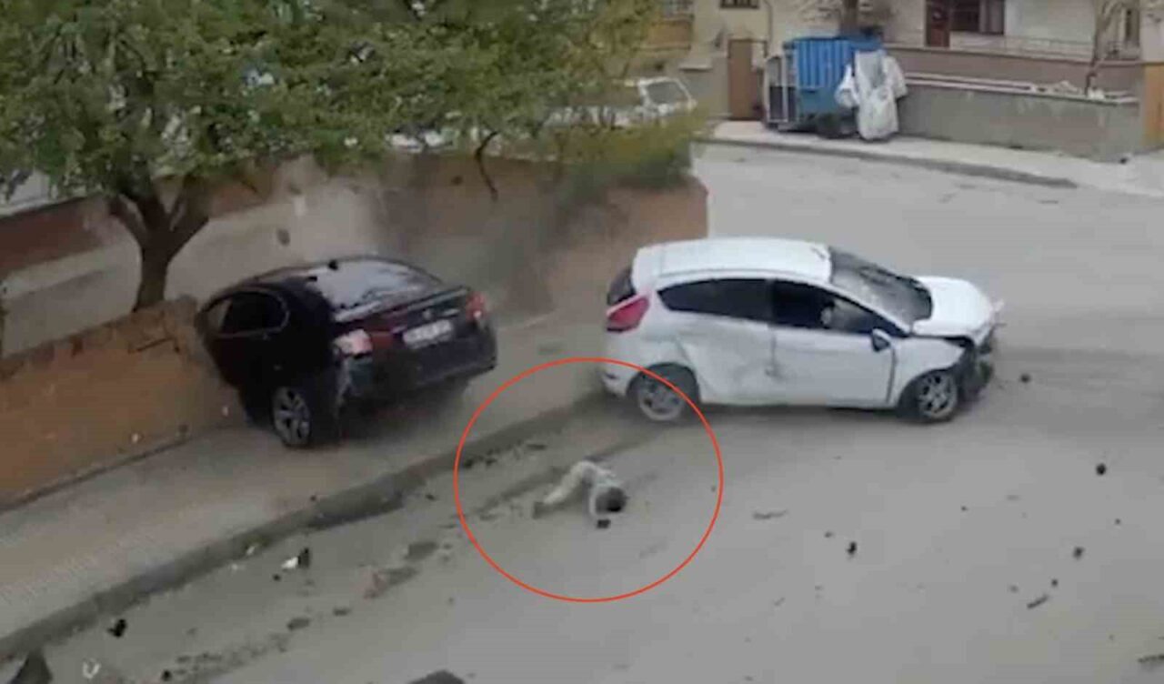 İki otomobil çarpıştı, küçük çocuk camdan fırladı: O anlar kamerada