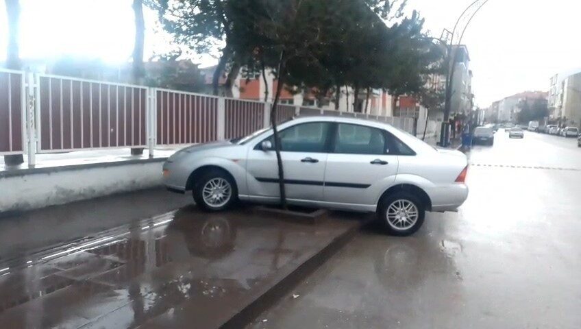 İki otomobil çarpıştı: Yaralanan 14 yaşındaki sürücü, olay yerinden kaçıp hastaneye gitti