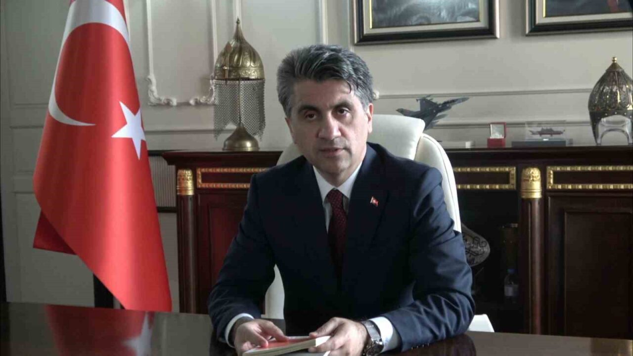 İl bürokratları, gençlere meydana okudu: "Peki ya siz kitap okuyor musunuz?"