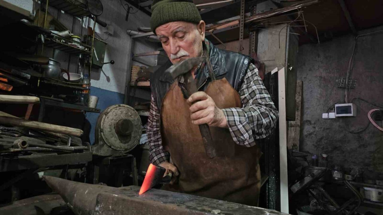 İlçenin tek demirci ustası; "Bizimle birlikte meslek de yok olacak"
