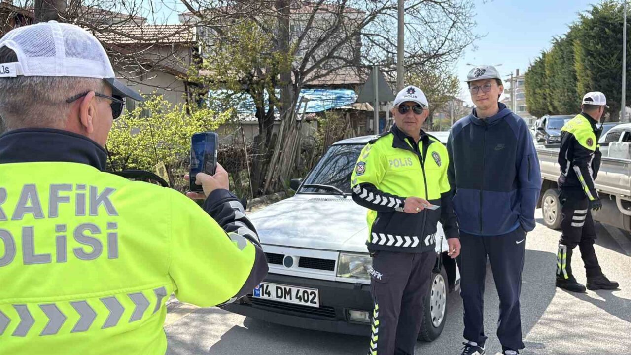 İlk kez denetime girdi, hatıra için polisle fotoğraf çektirdi