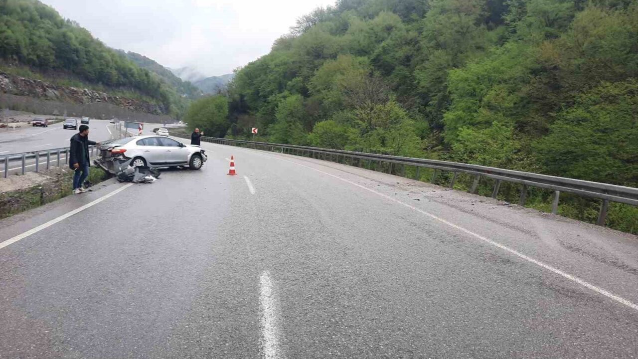 Islak zeminde kontrolü kaybeden sürücü hafif yaralandı