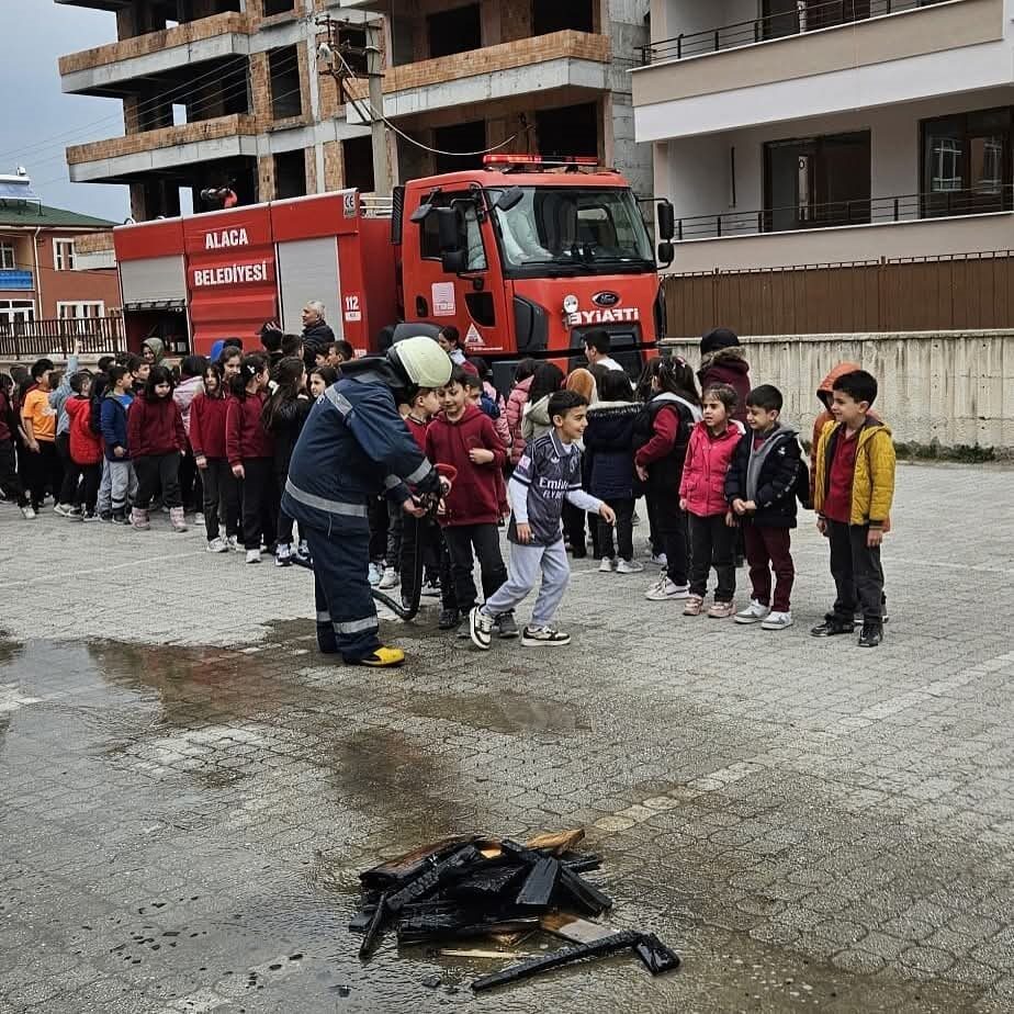 İtfaiye ekiplerinden öğrencilere yangın eğitimi