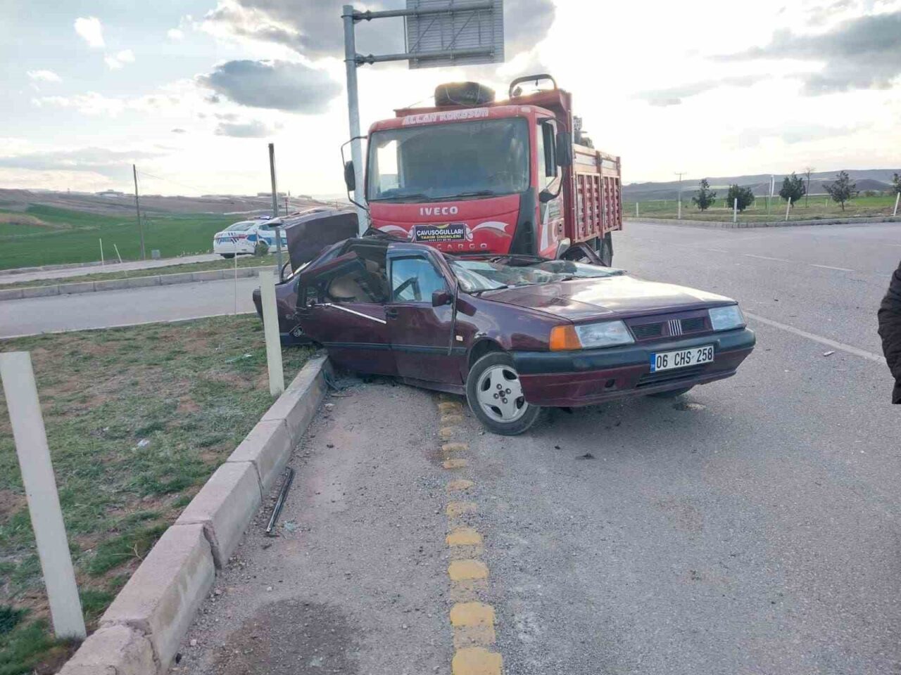 Kamyonla çarpışan otomobil hurdaya döndü: 1’i ağır 3 yaralı