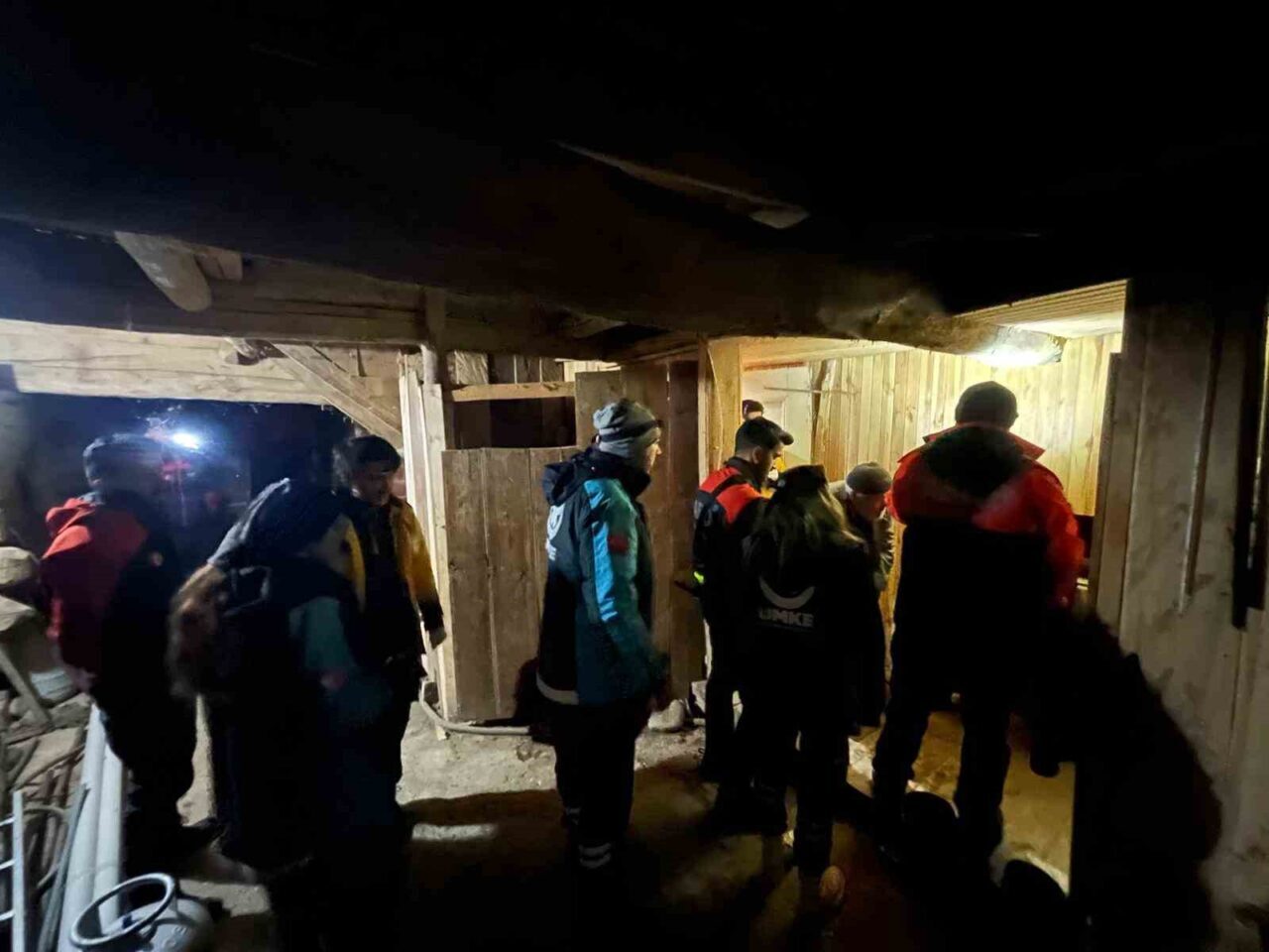 Kar esaretinin yaşandığı köydeki hasta için seferber oldular