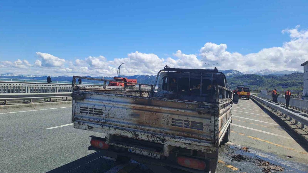 Karadeniz Sahil Yolu’nda seyir halindeki kamyonet alev aldı
