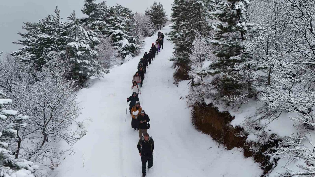 Karın tadını mest eden manzarada yürüyüş yaparak çıkardılar