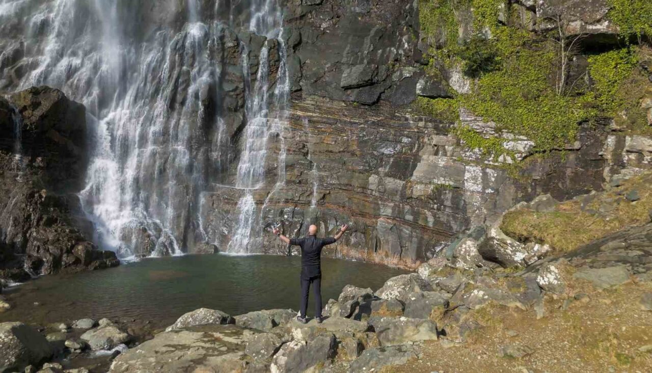 Karların erimesiyle coşan Mençuna Şelalesi ziyaretçi akınına uğradı
