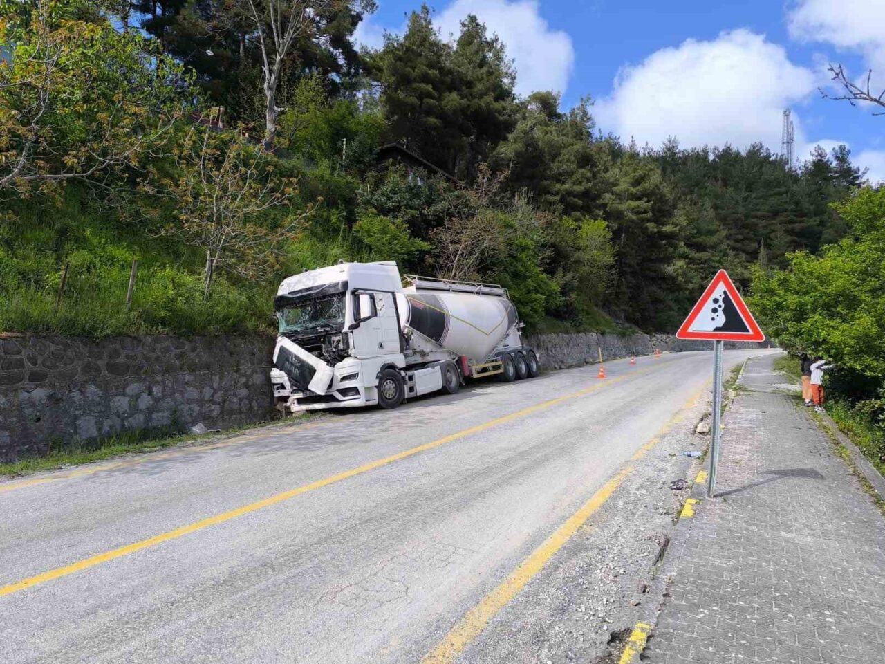 Kastamonu’da freni patlayan beton mikseri istinat duvarına çarptı: 2 yaralı