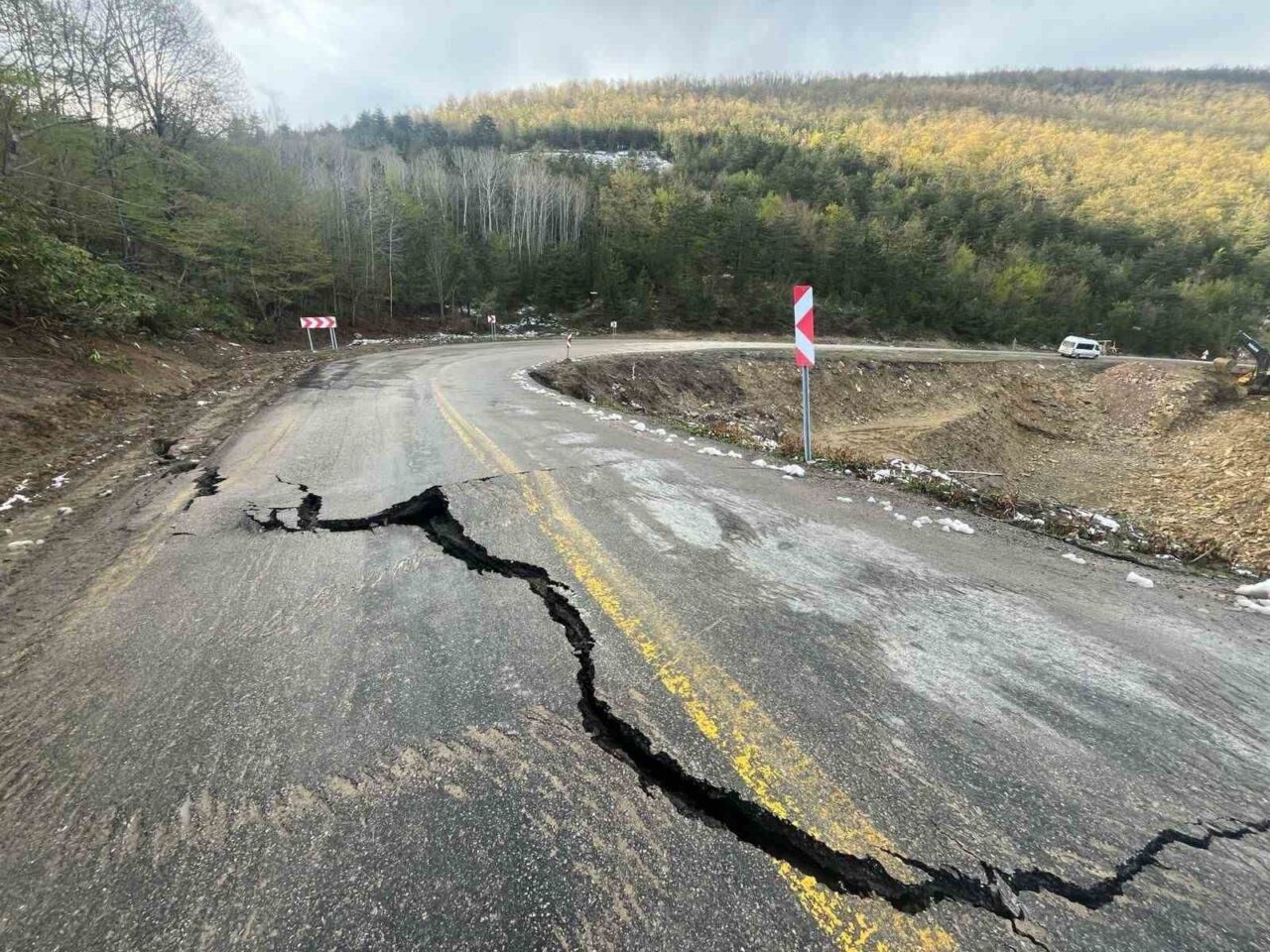 Kastamonu’da heyelan sebebiyle yol çöktü