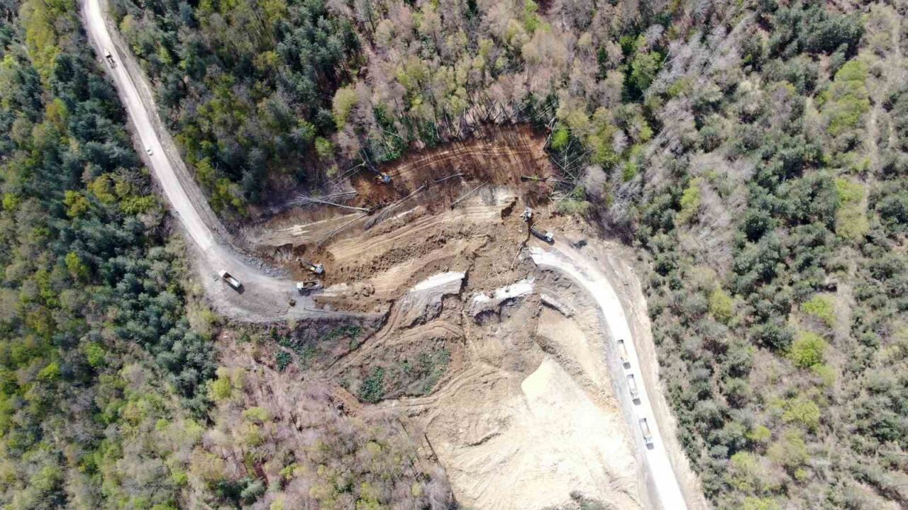 Kastamonu’da heyelanda çöken yoldaki çalışmalar sürüyor