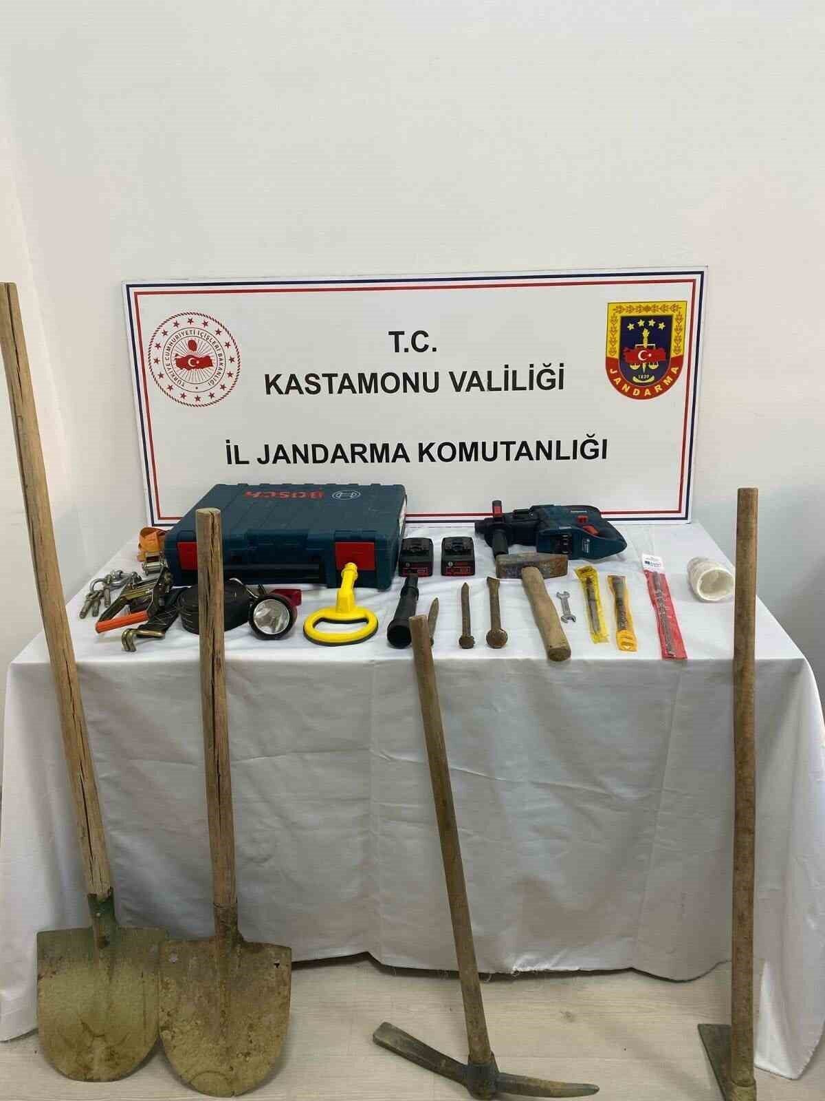 Kastamonu’da izinsiz kazı yapan şahıslara jandarmadan suçüstü